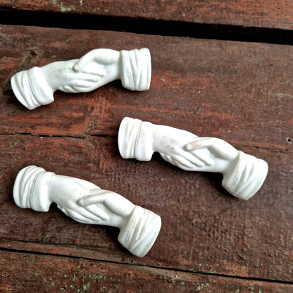 Poignee ancienne en porcelaine, Mains serrées