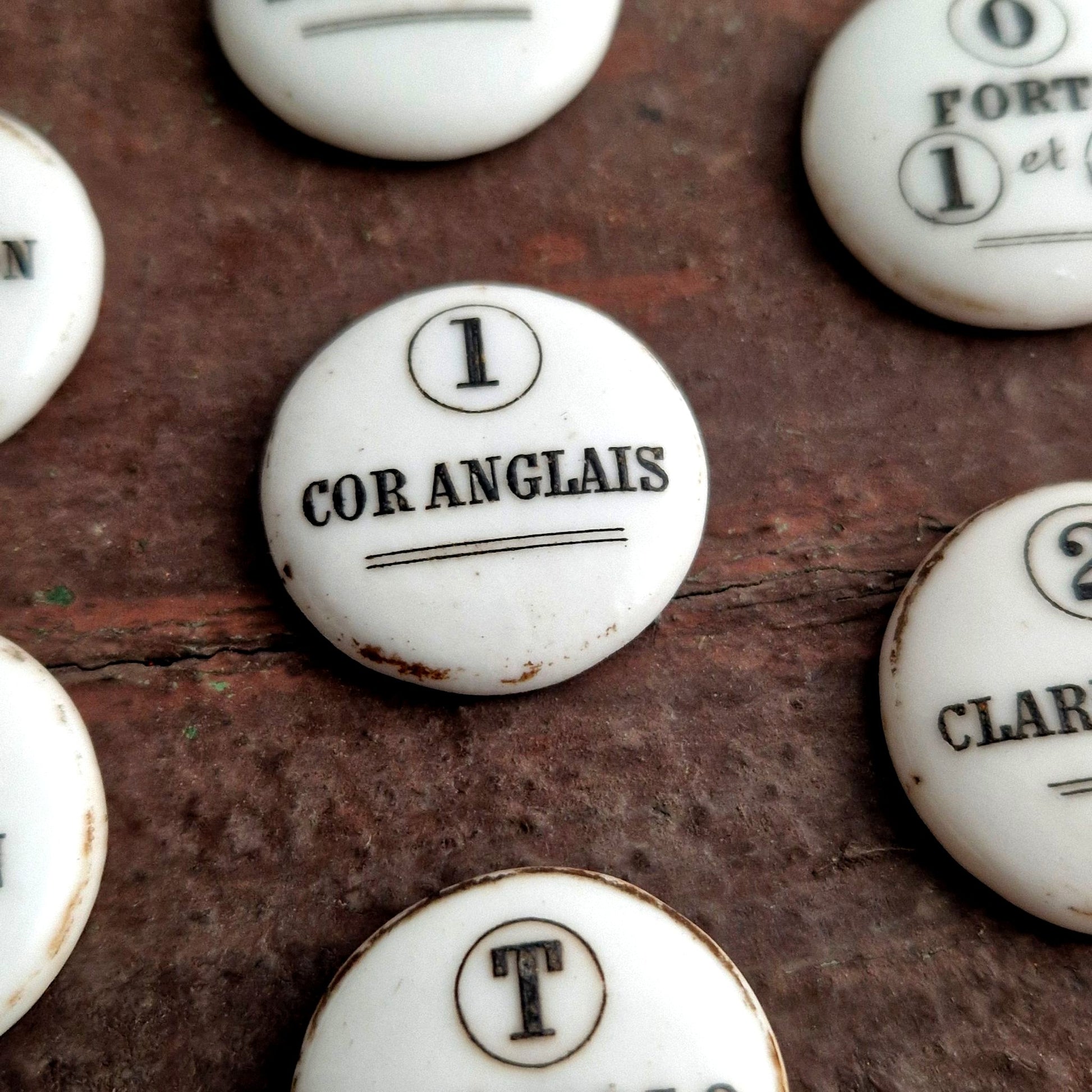 Porcelain enamel harmonium stops