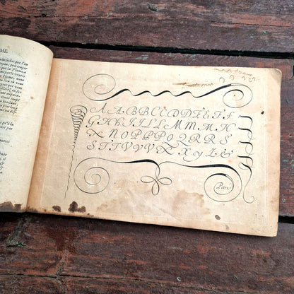 alphabet ornemental volutes gravé