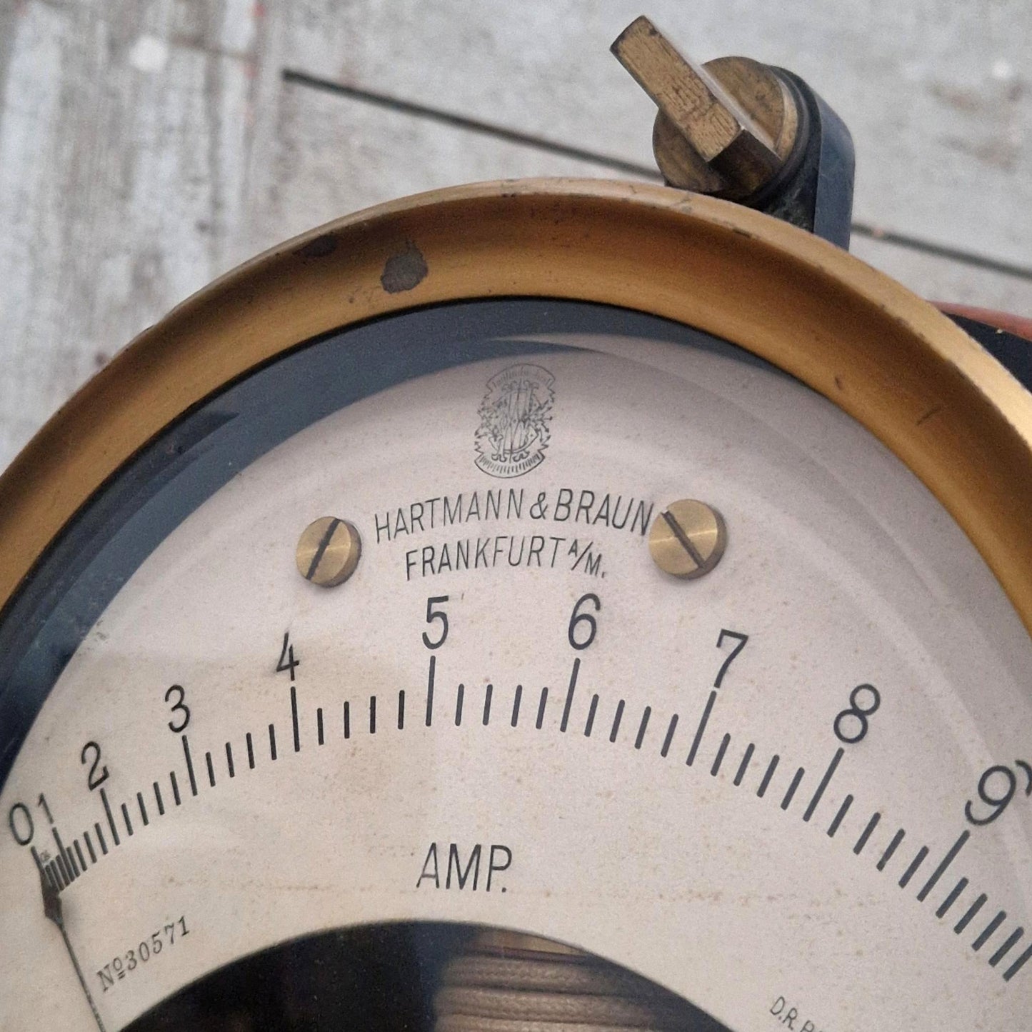 amperemetre sur socle en bois