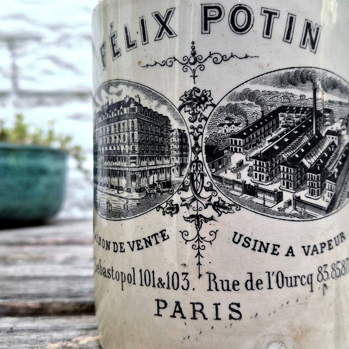 ancien pot publicitaire faience blanche