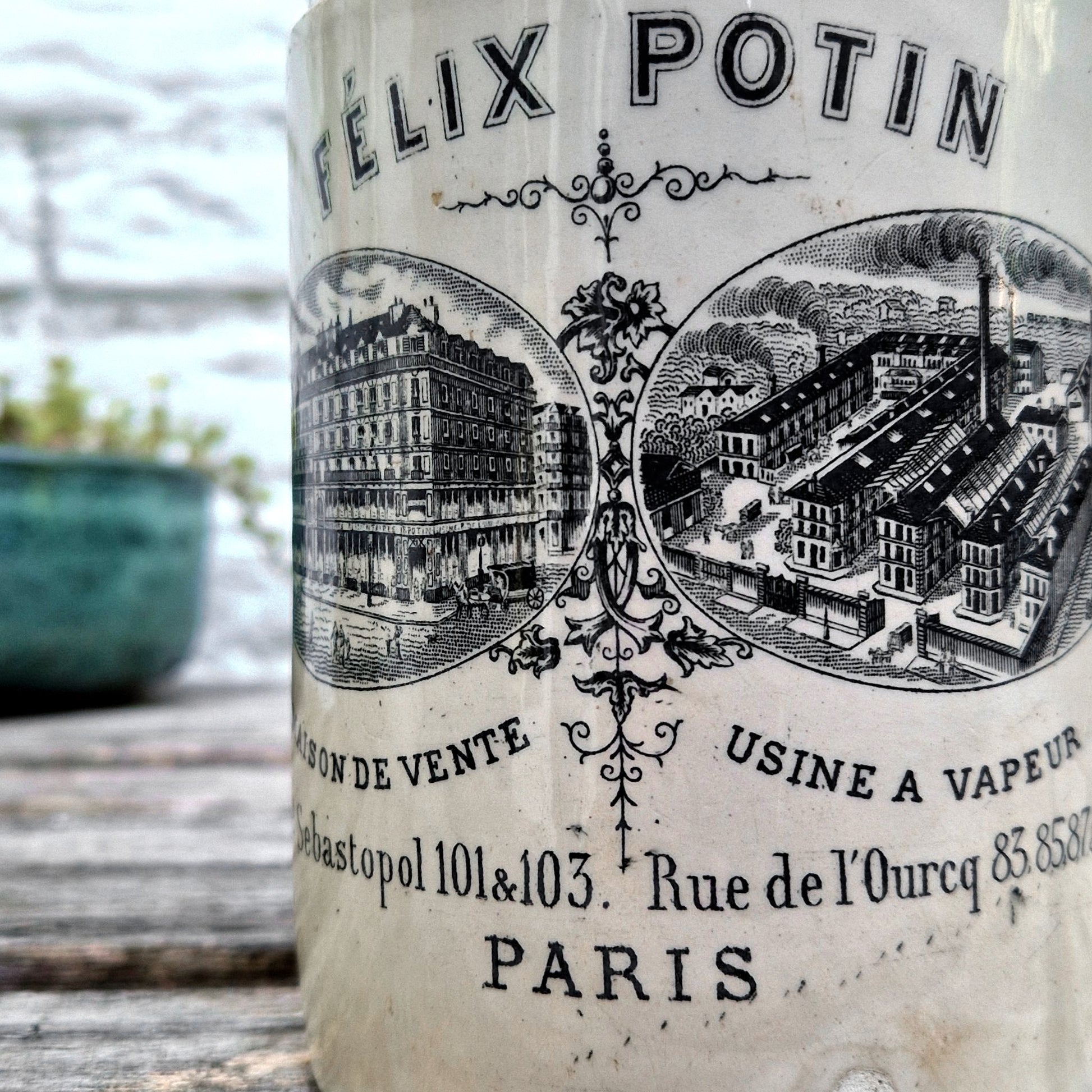 ancien pot publicitaire faience blanche