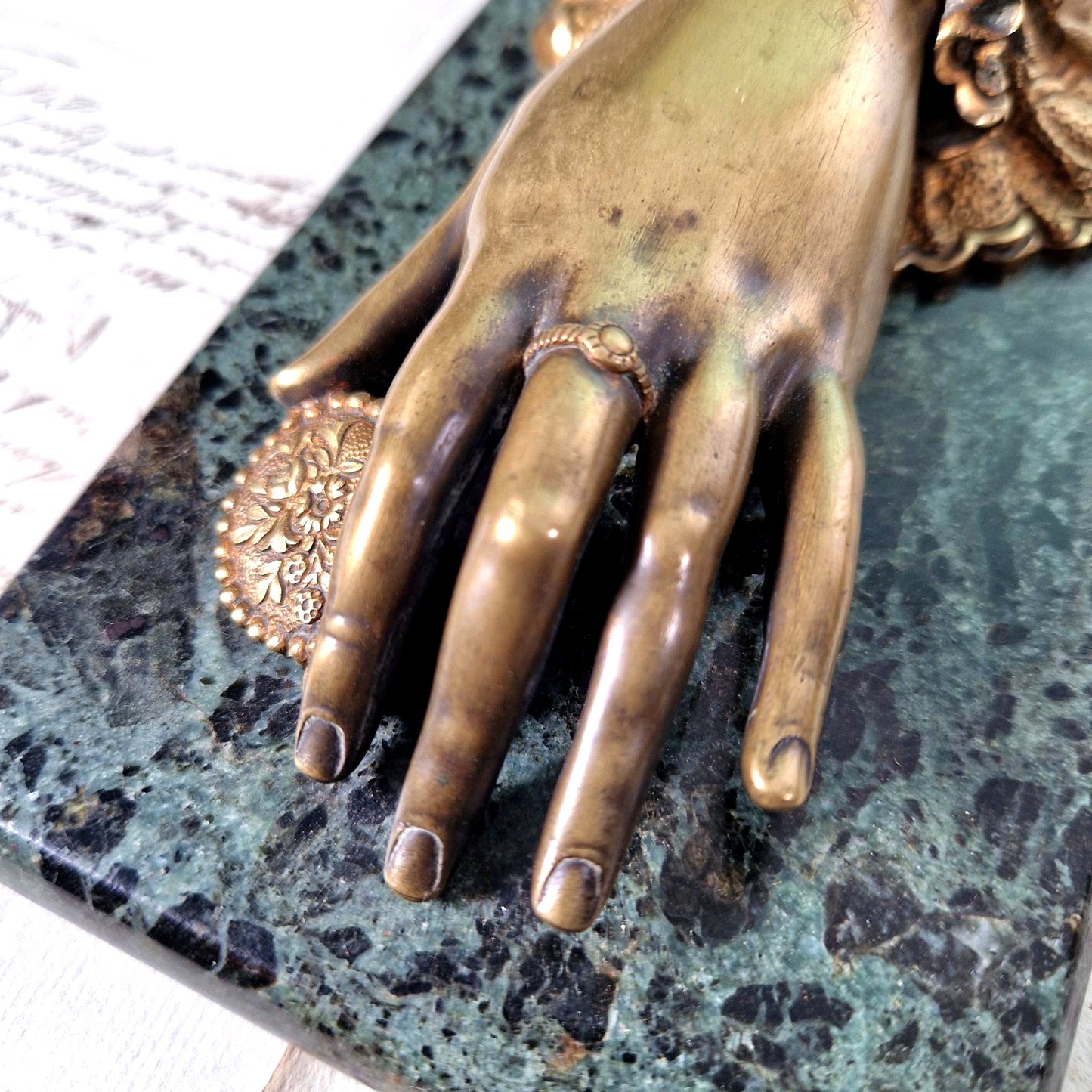 ancienne pince courrier main bronze