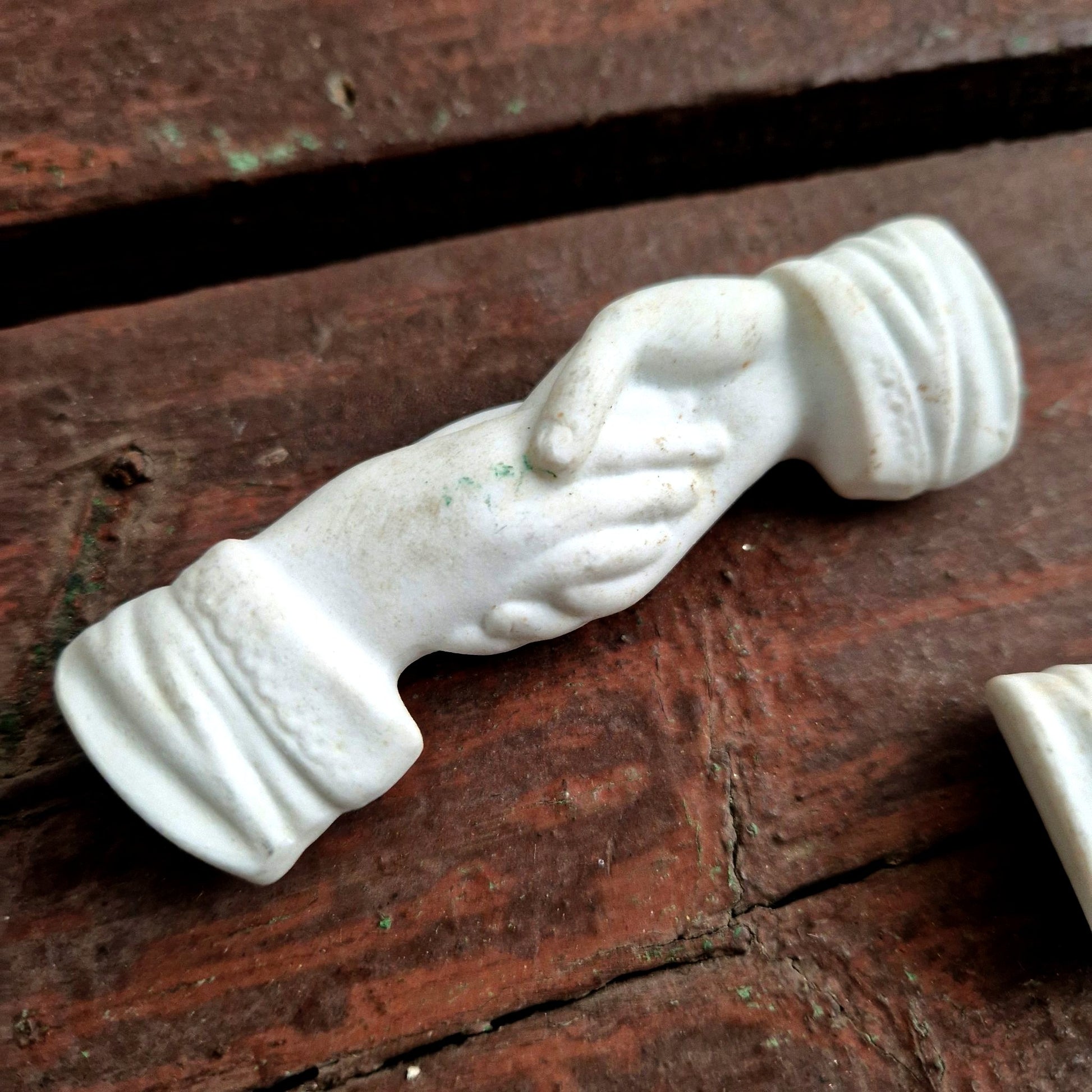 ancienne poignée de mains serrées biscuit