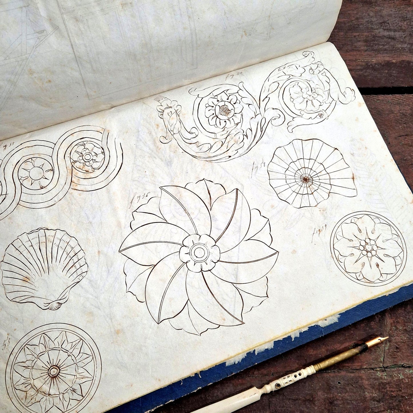 anciens dessins linéaires manuscrits