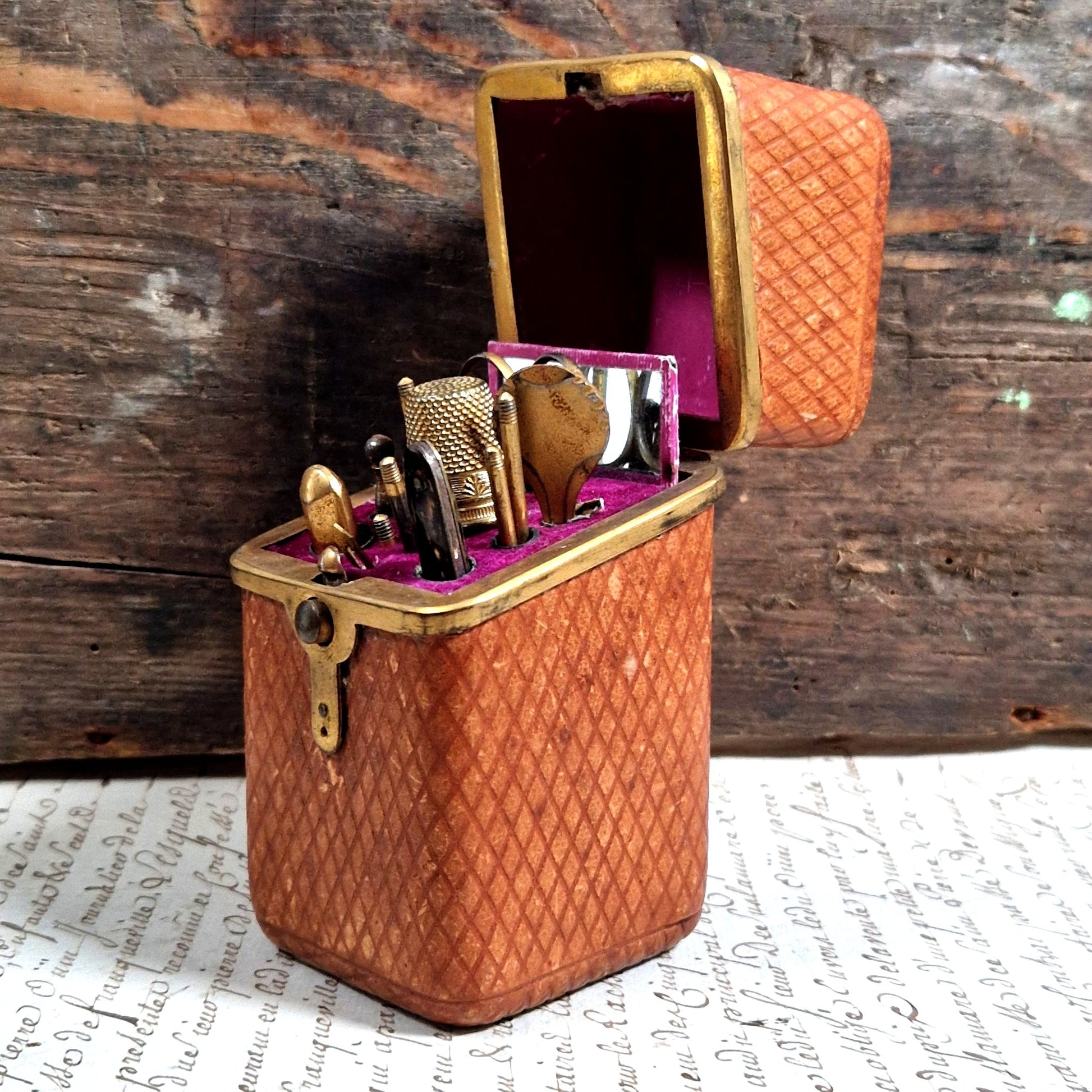 boite à couture ancienne decoration losange