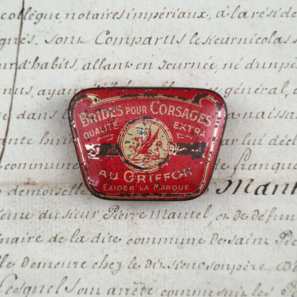 Boîte « Brides pour corsages Au Griffon », vers 1900