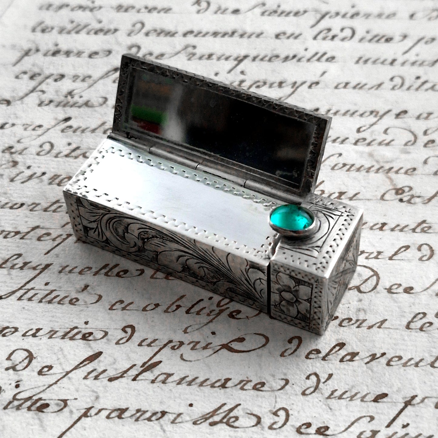 boite en argent gravé, cabochon vert