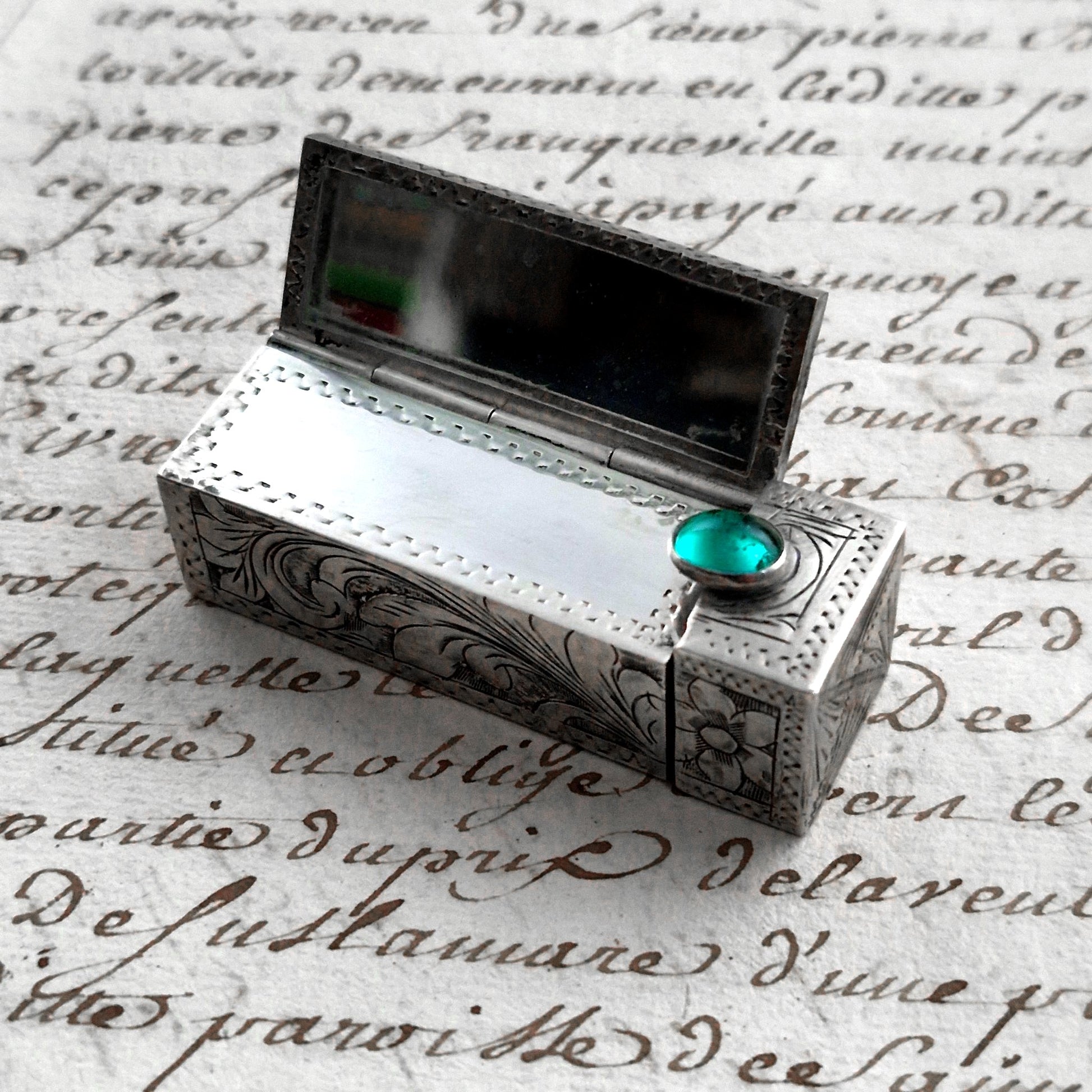 boite en argent gravé, cabochon vert