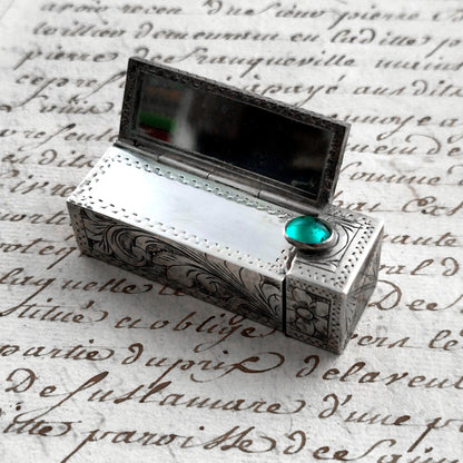 boite en argent gravé, cabochon vert