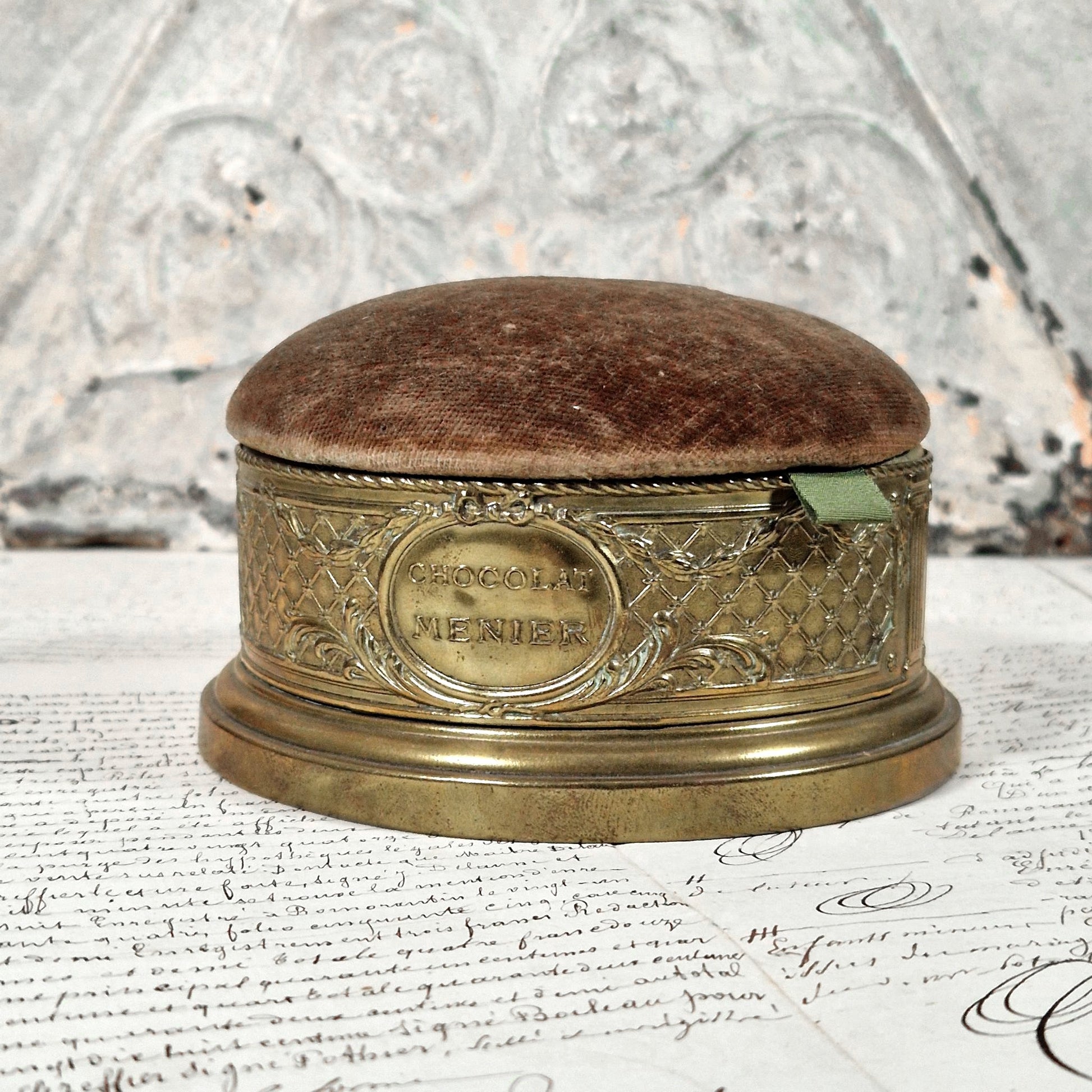 boite couture chocolat menier laiton 1900