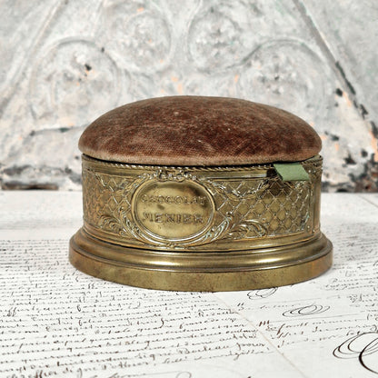 boite couture chocolat menier laiton 1900