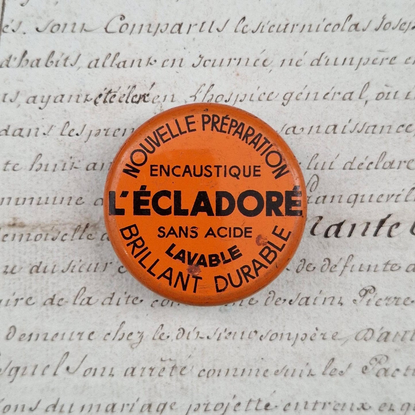 Petite boîte orange et noire « L’Écladoré - Encaustique »