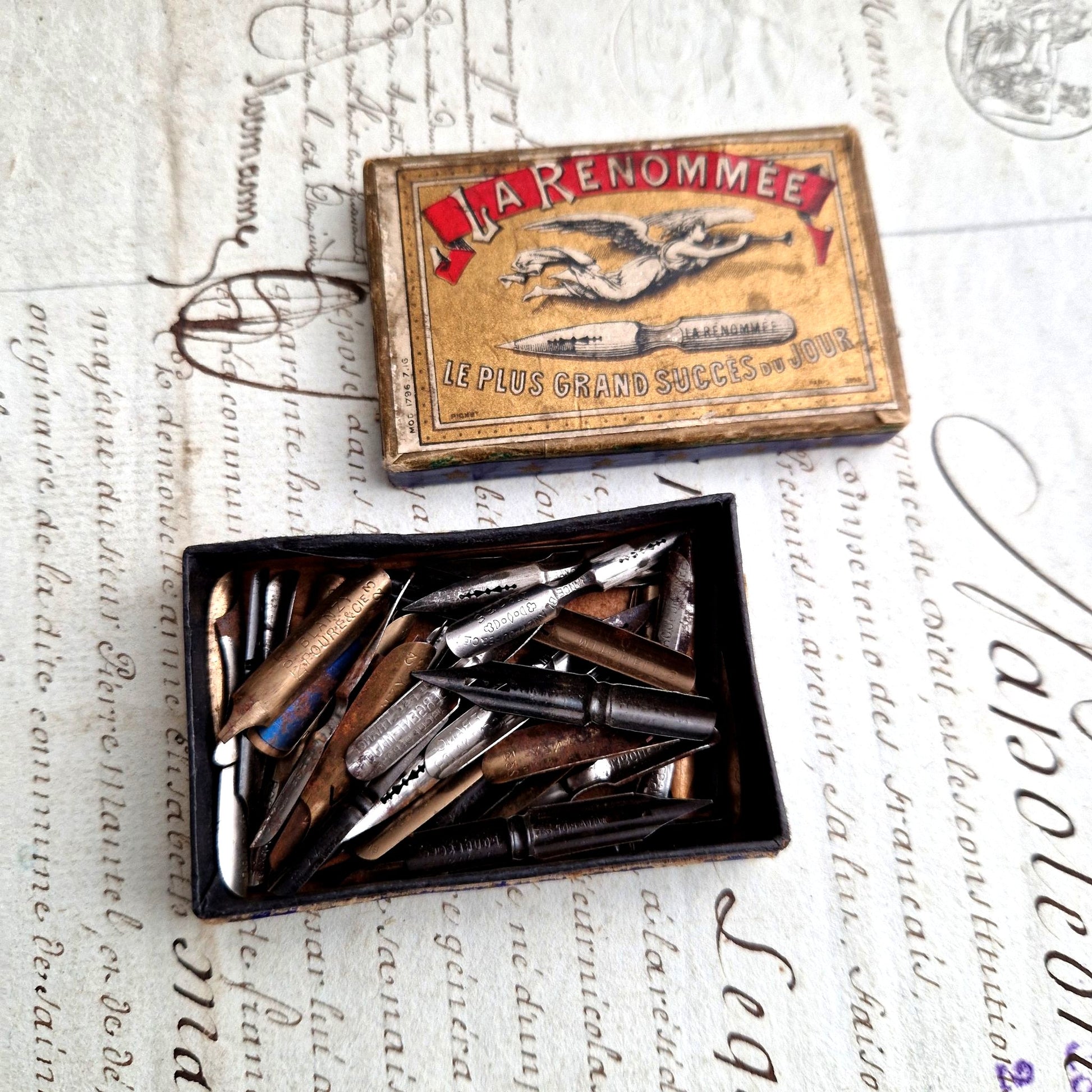 boite écriture ancienne plumes diverses