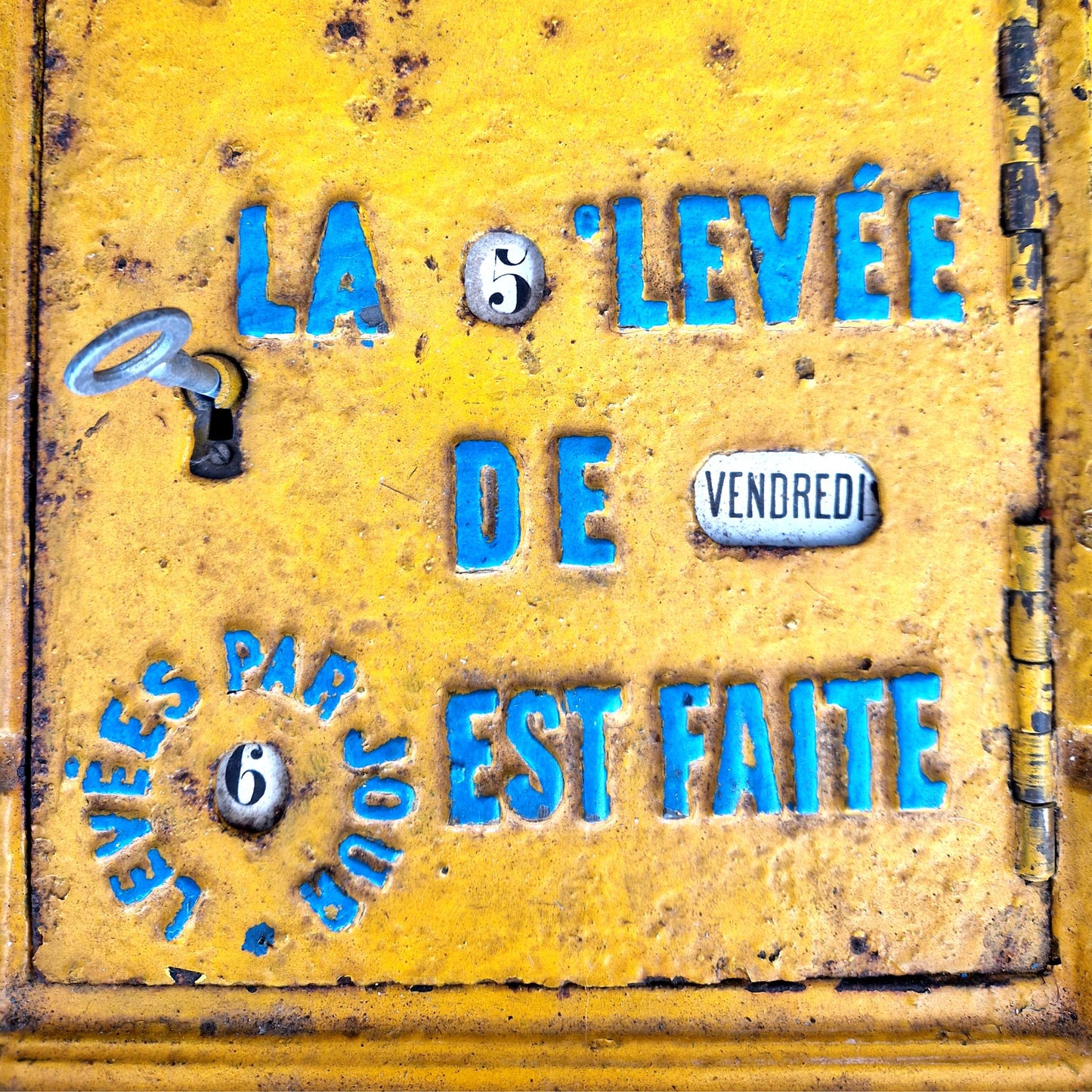 boite aux lettres des postes jaune