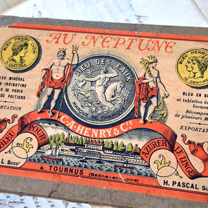 boite publicitaire dieu des eaux bleu linge