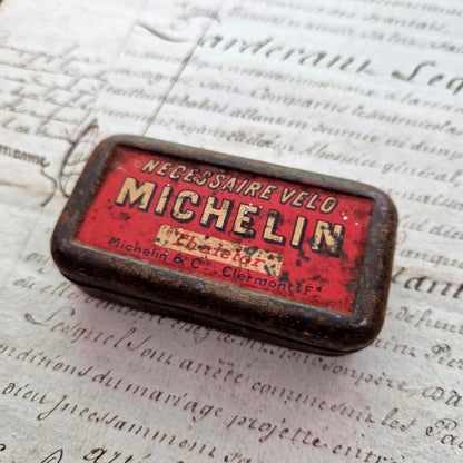 boite publicitaire michelin rouge