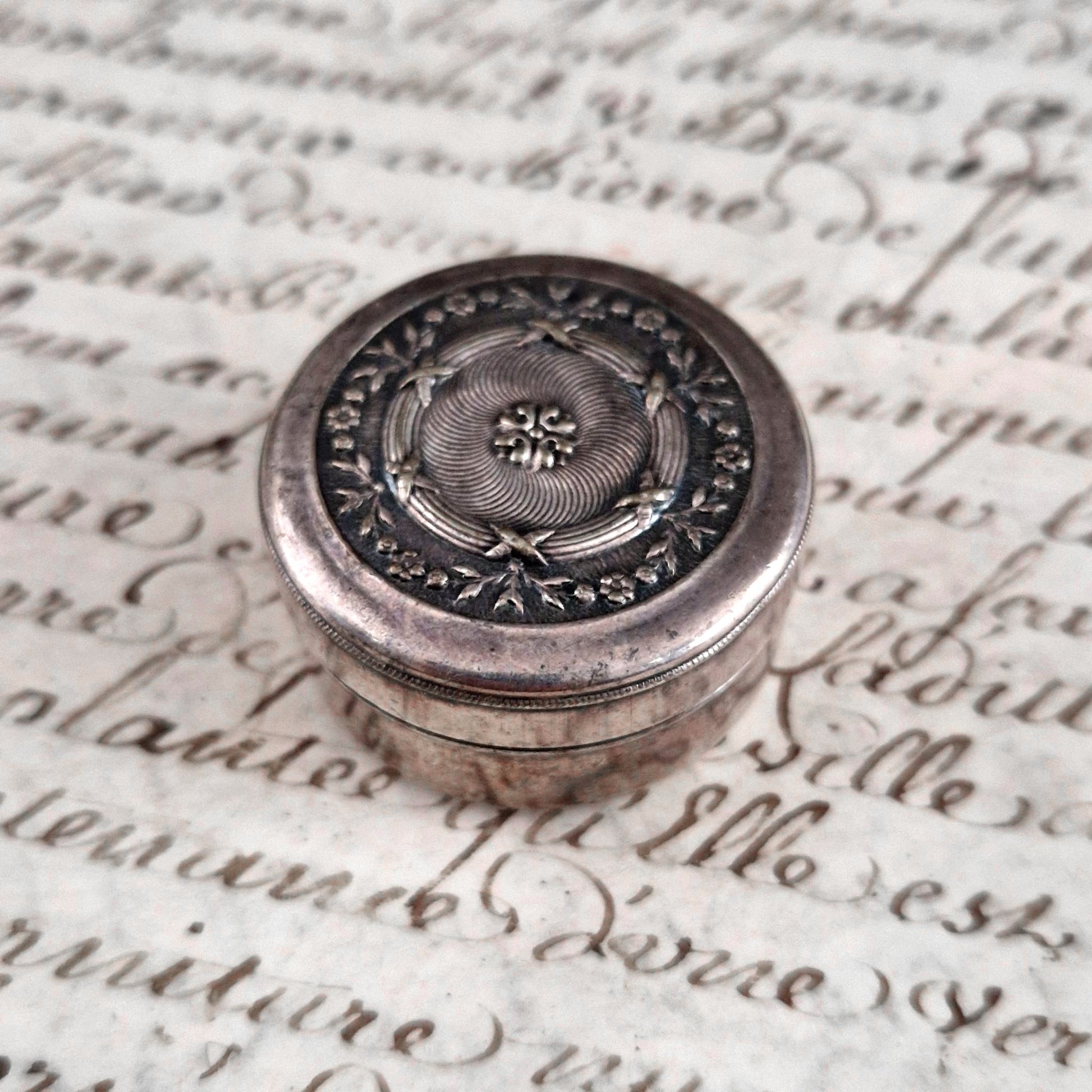 boite ronde ancienne metal argente