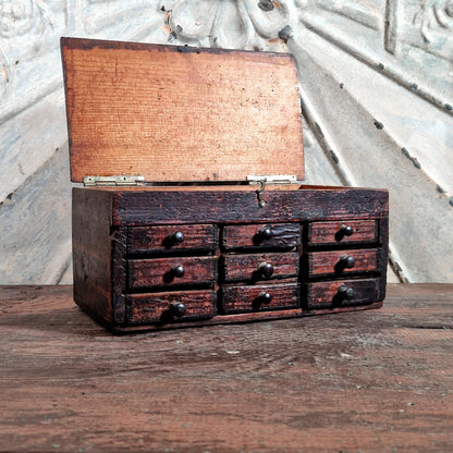 boite tiroirs atelier horloger ancienne