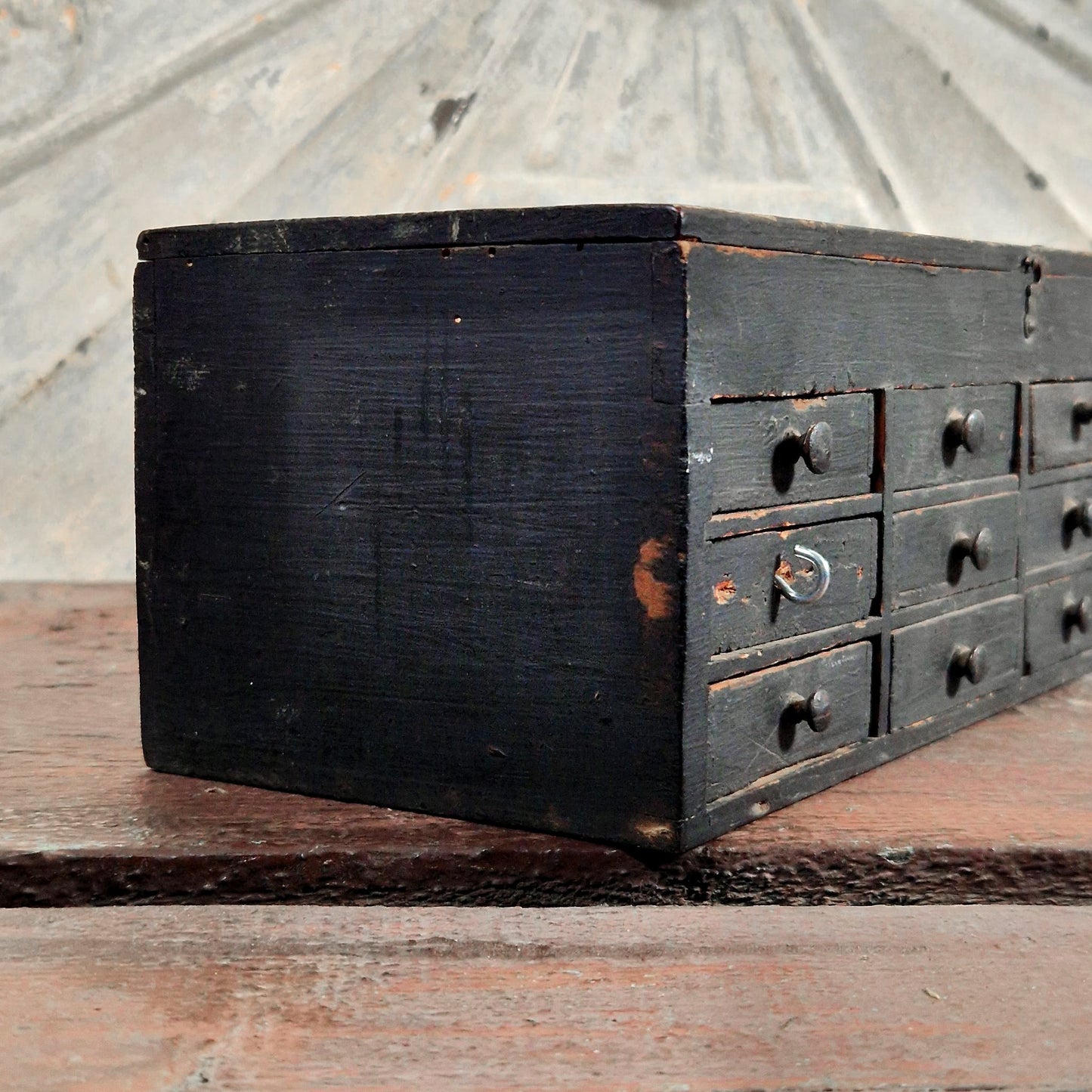 boite tiroirs noire atelier horloger