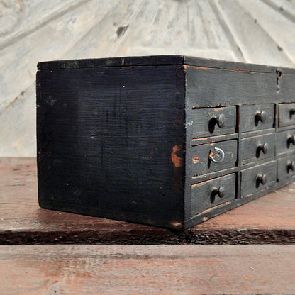 boite tiroirs noire atelier horloger