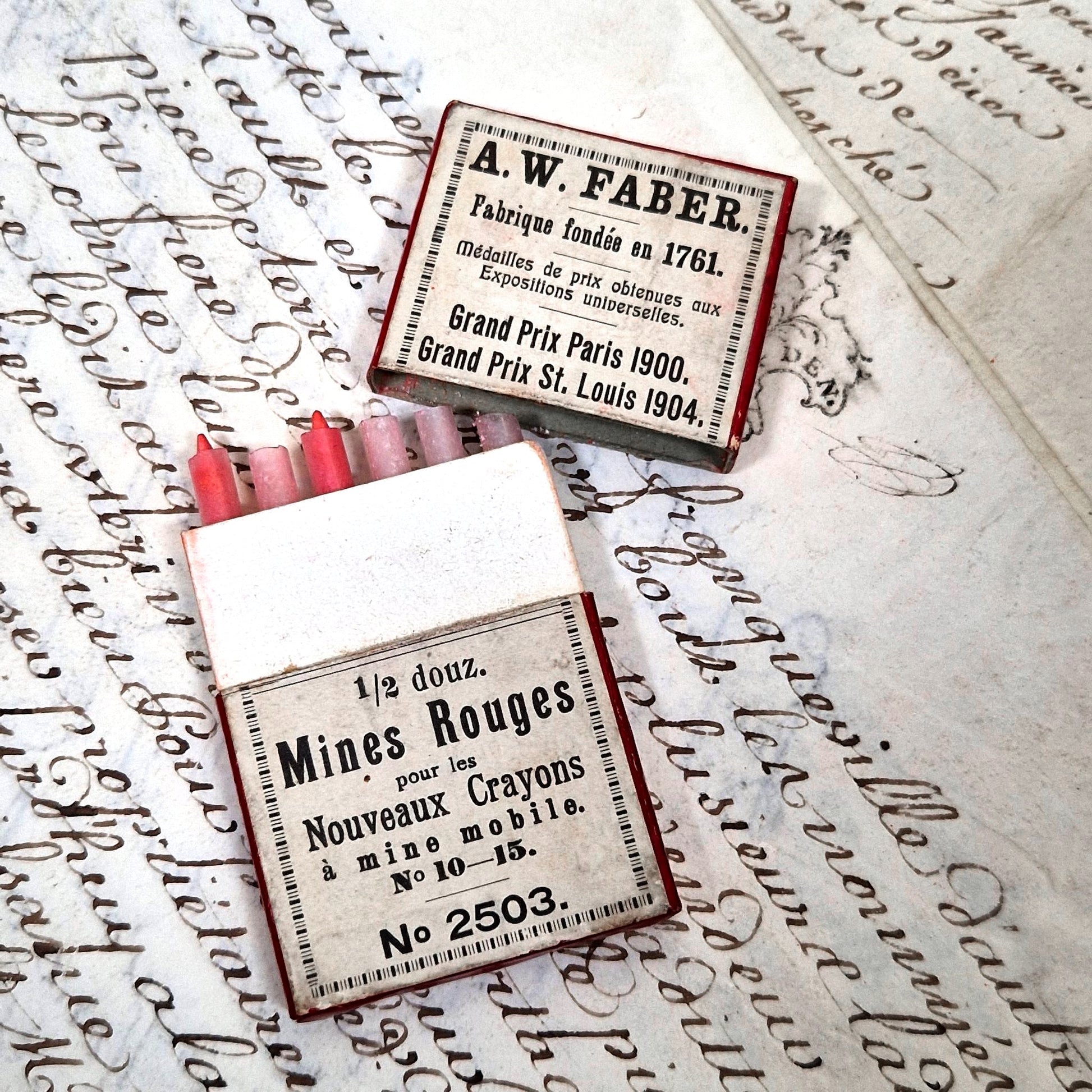 boites crayons rouges belle époque