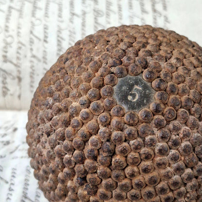 boule ancienne de quilles en bois et metal