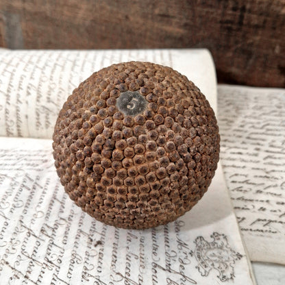 boule de jeu ancienne bois clouté n5