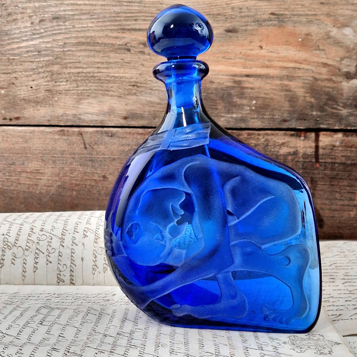 bouteille decor grave verre bleu contemporain