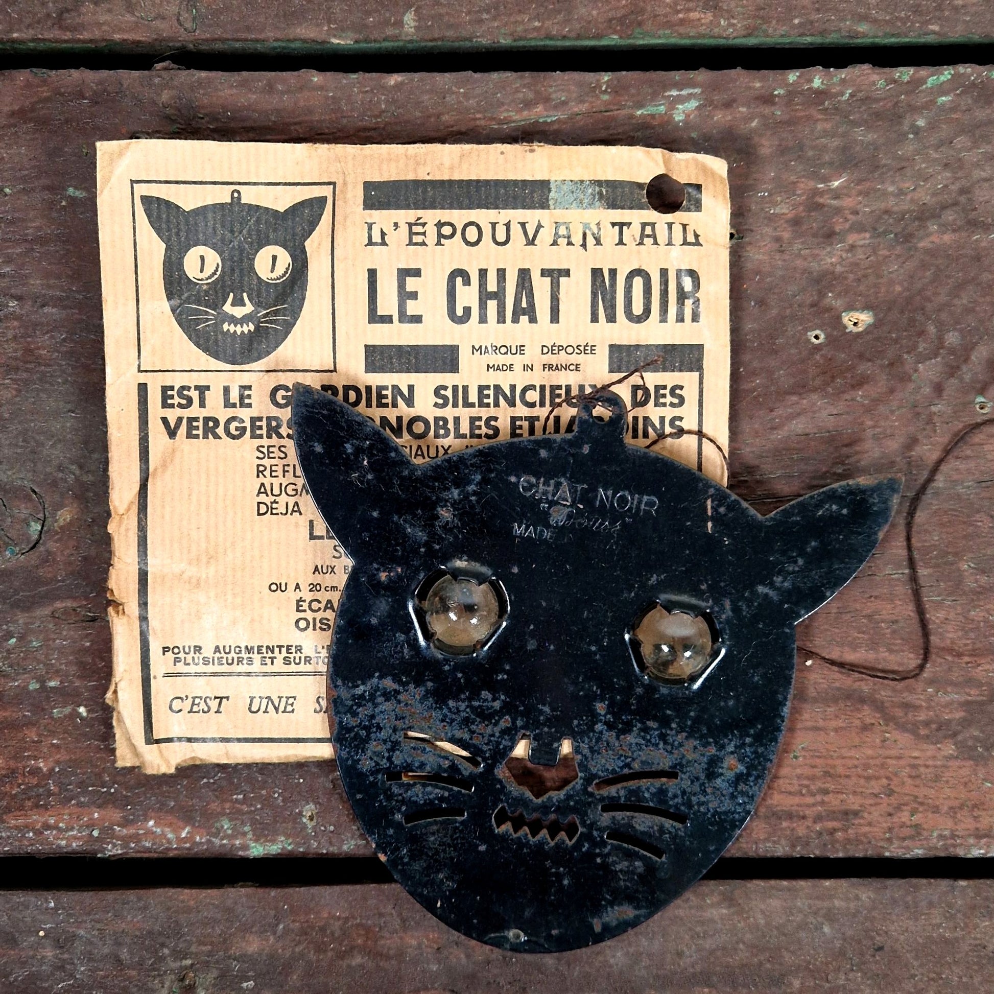 Curiosité, chat noir épouvantail ancien france