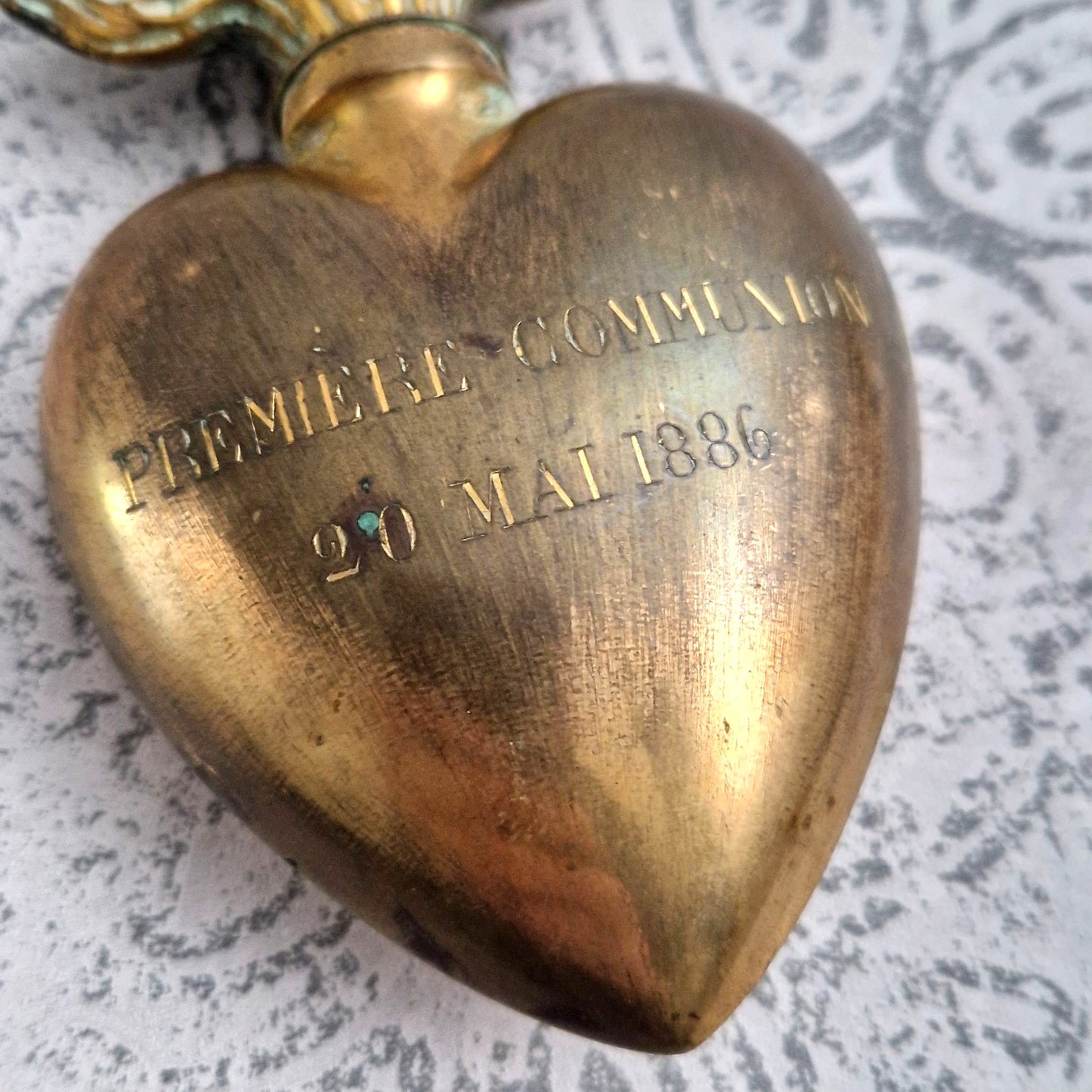 coeur sacre ancien en laiton gravé