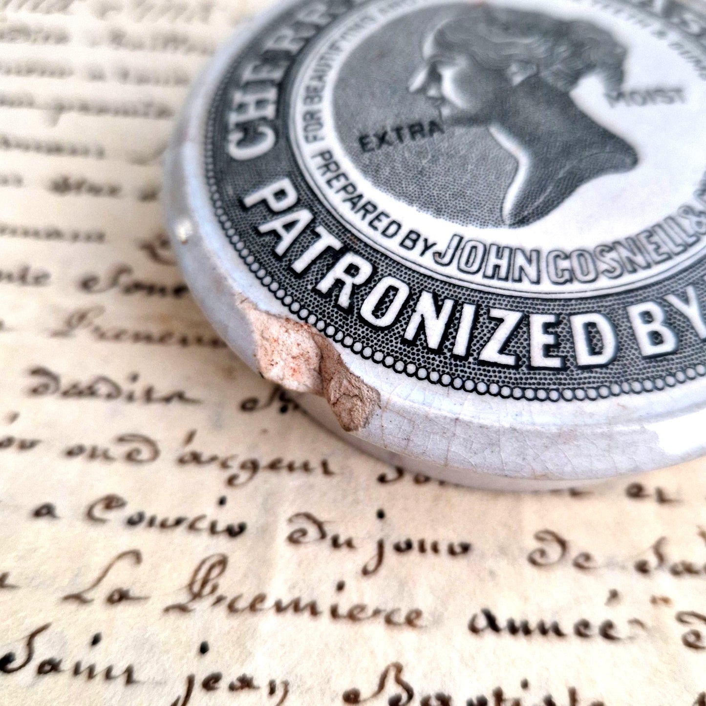 couvercle en porcelaine émaillée cherry tooth paste