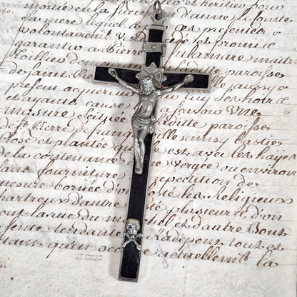 crucifix tete de mort religieux