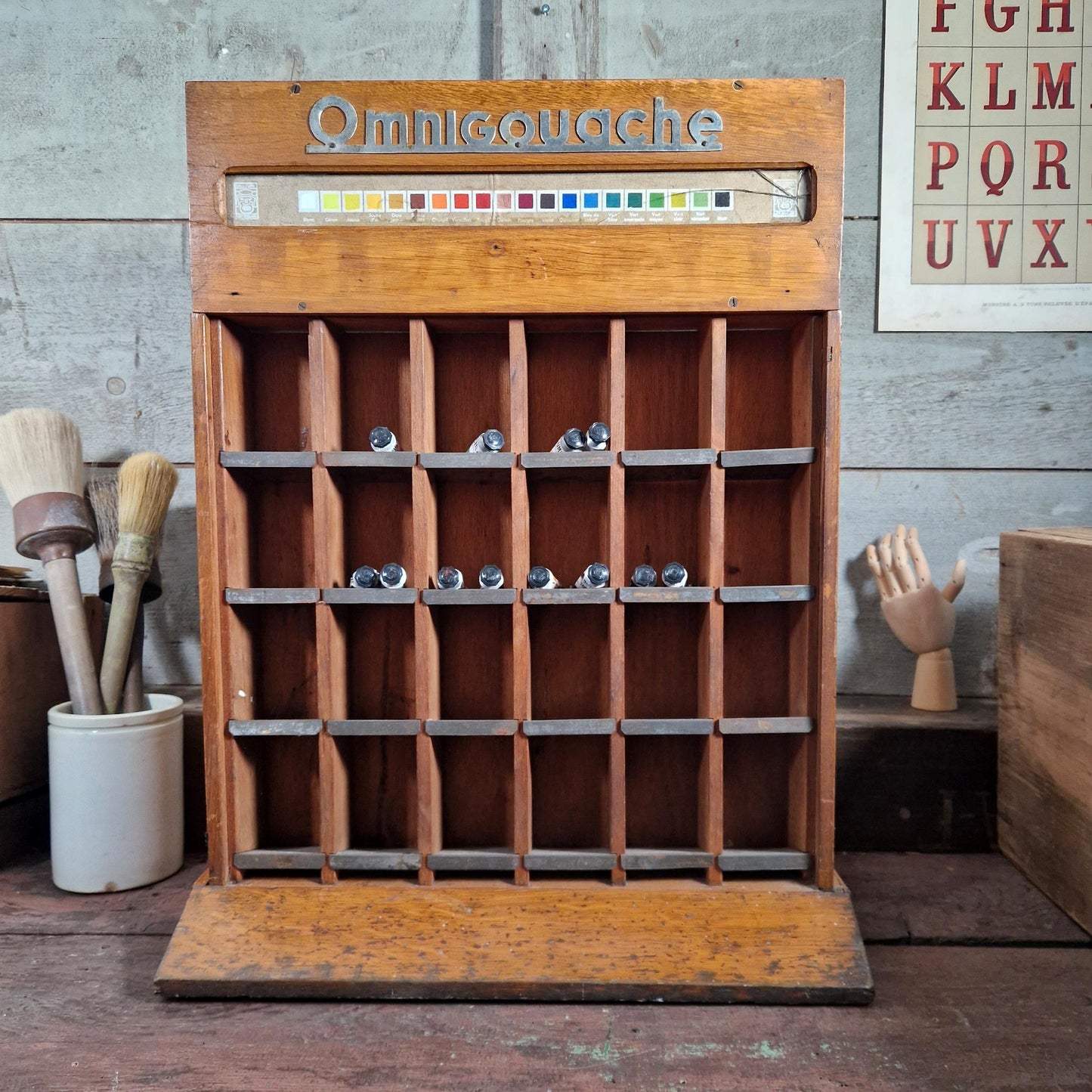 display tubes peinture atelier 1950