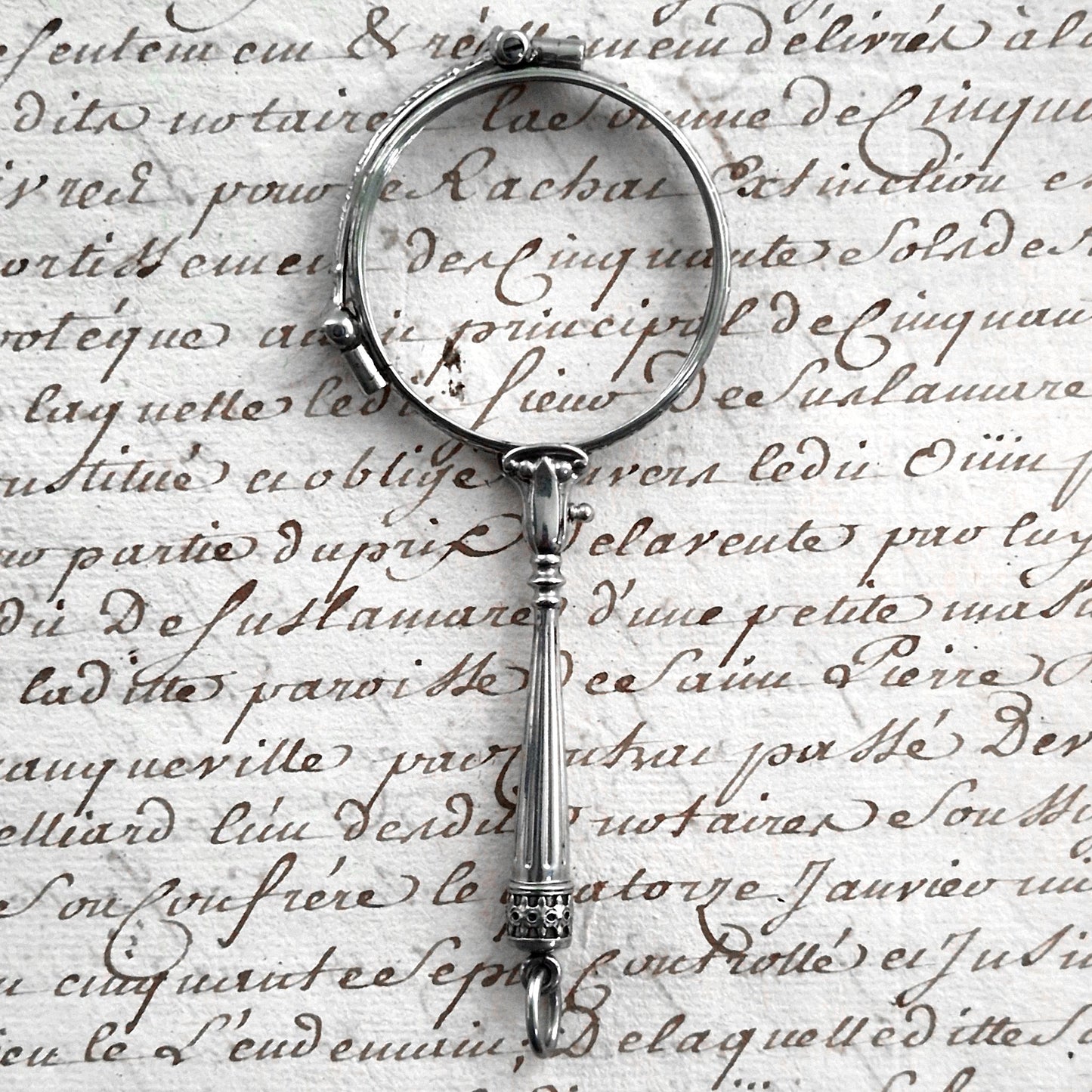 face à main ancien en métal argenté