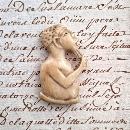 figurine en os sculpté personnage