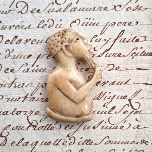 figurine en os sculpté personnage