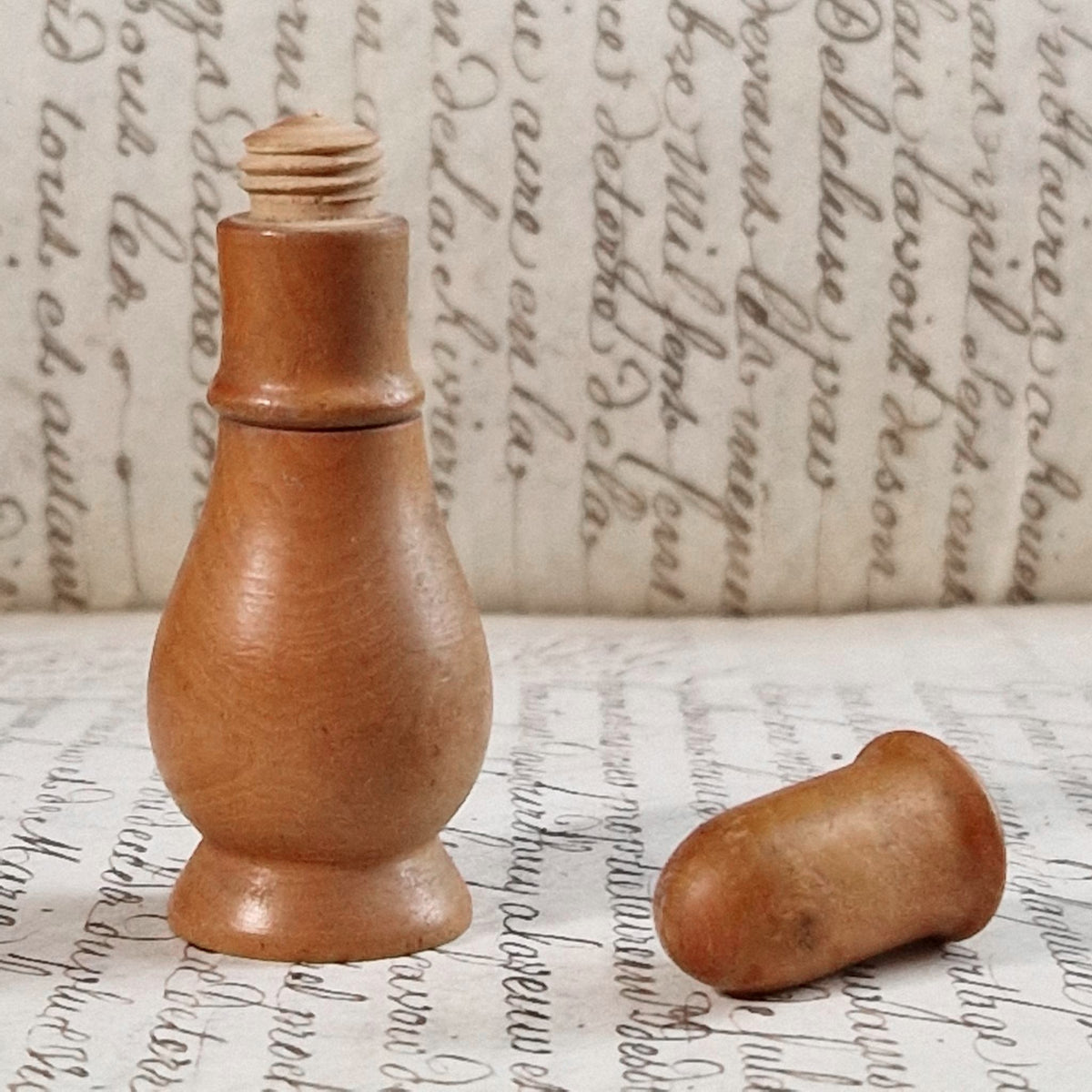 Flacon médical ancien pour inhalation en bois