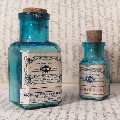 Duo de flacons pharmaceutiques bleus turquoises