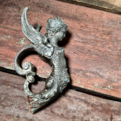 fragment décoratif fonte femme ailée
