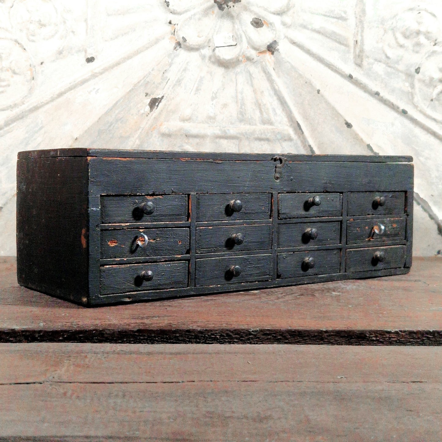 layette atelier noire bois ancien