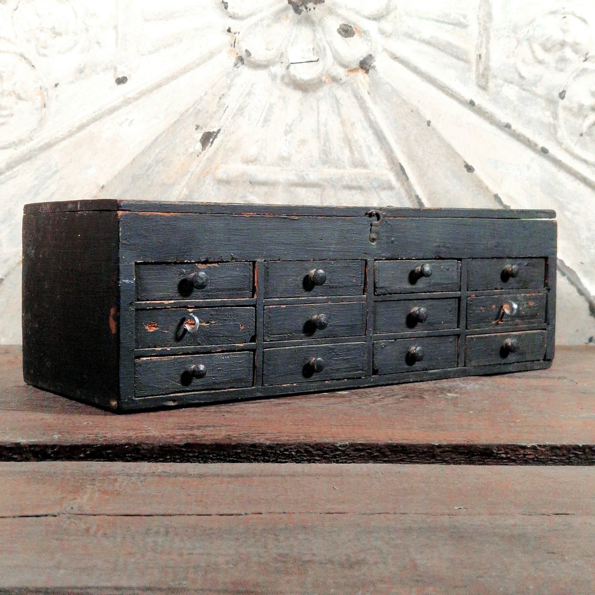 layette atelier noire bois ancien