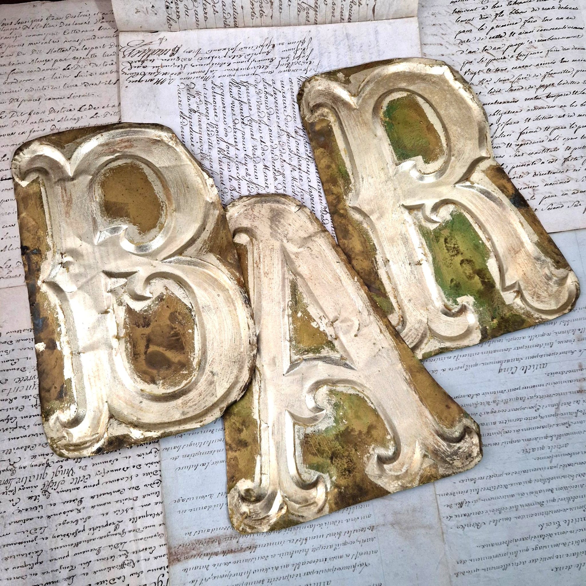 lettres cuivre doré bar