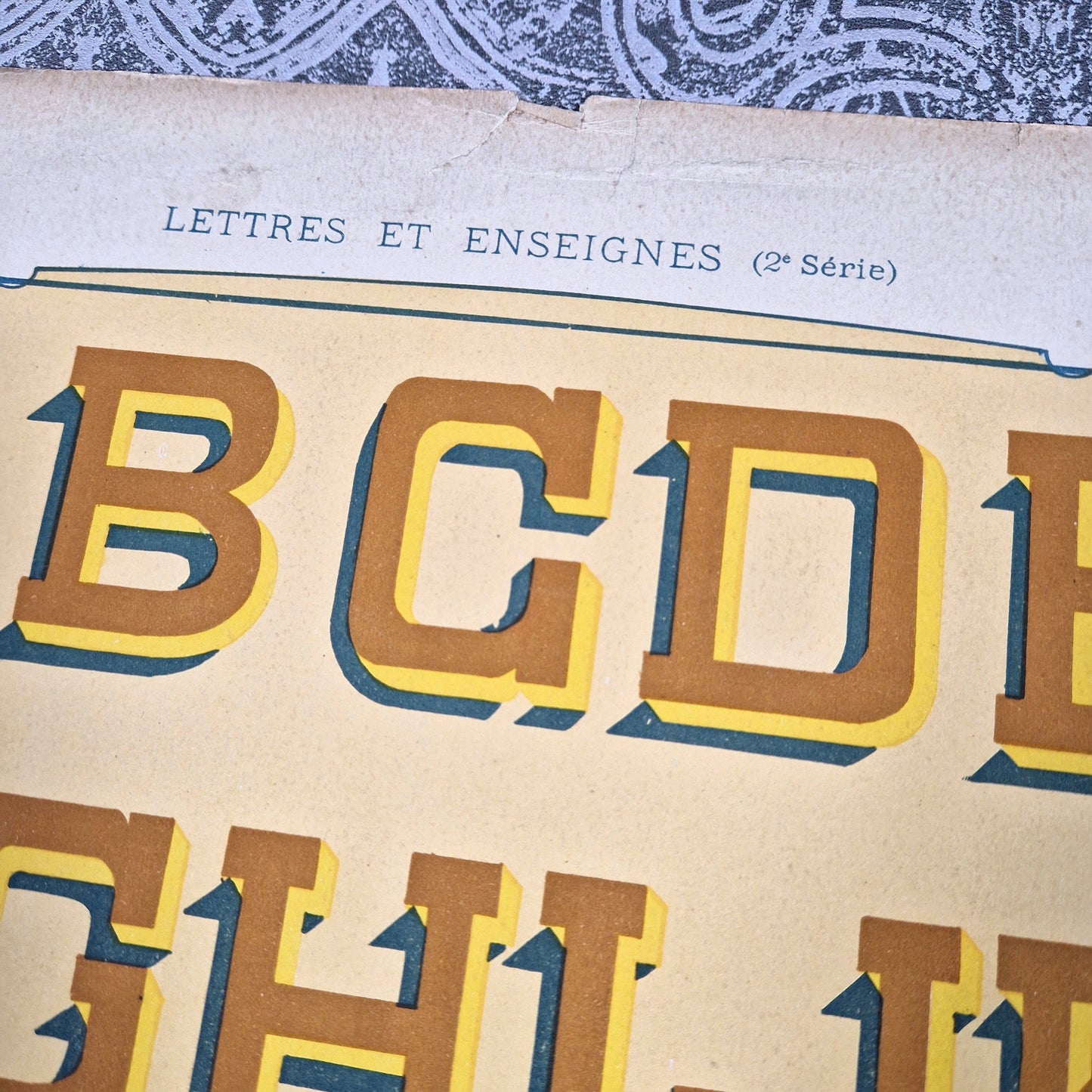 lettres ombrees enseigne ancienne