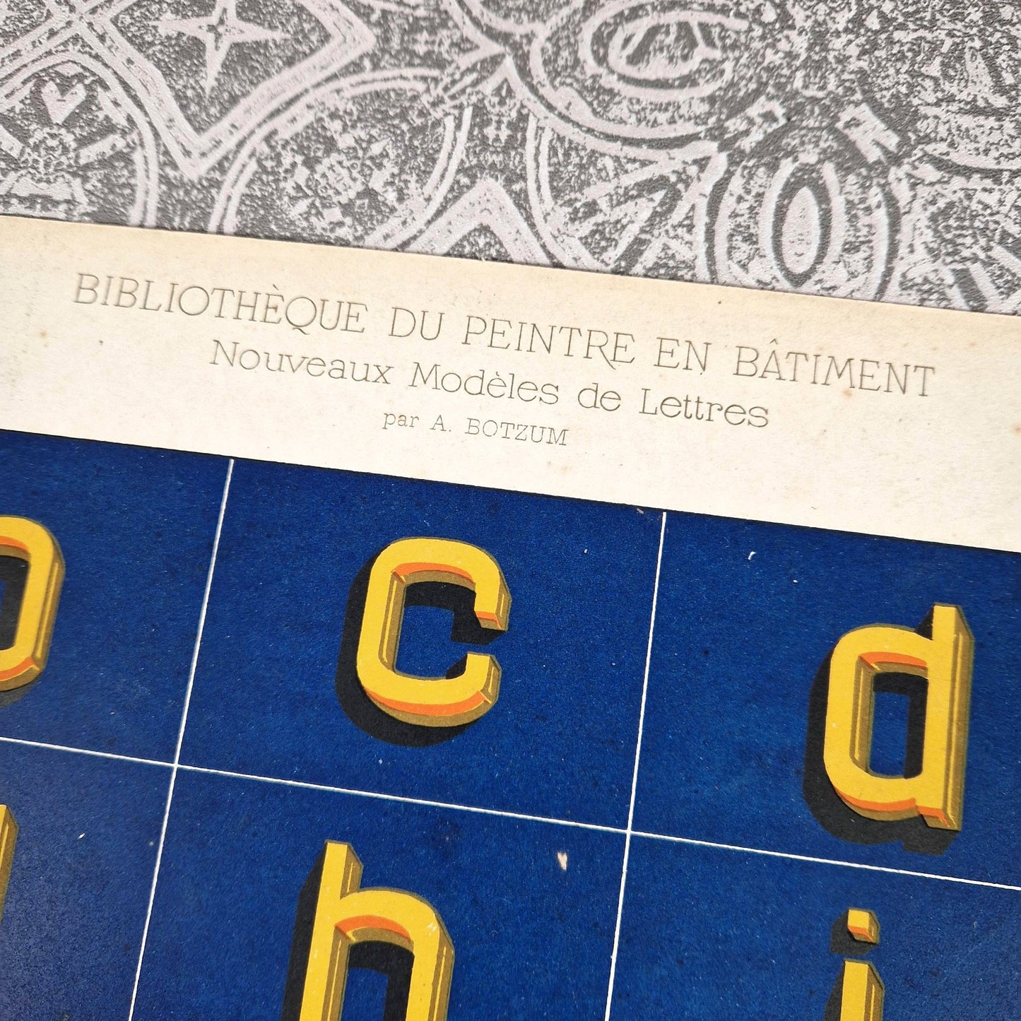 lettres relief peintre en batiment bleu