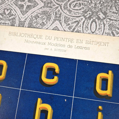 lettres relief peintre en batiment bleu