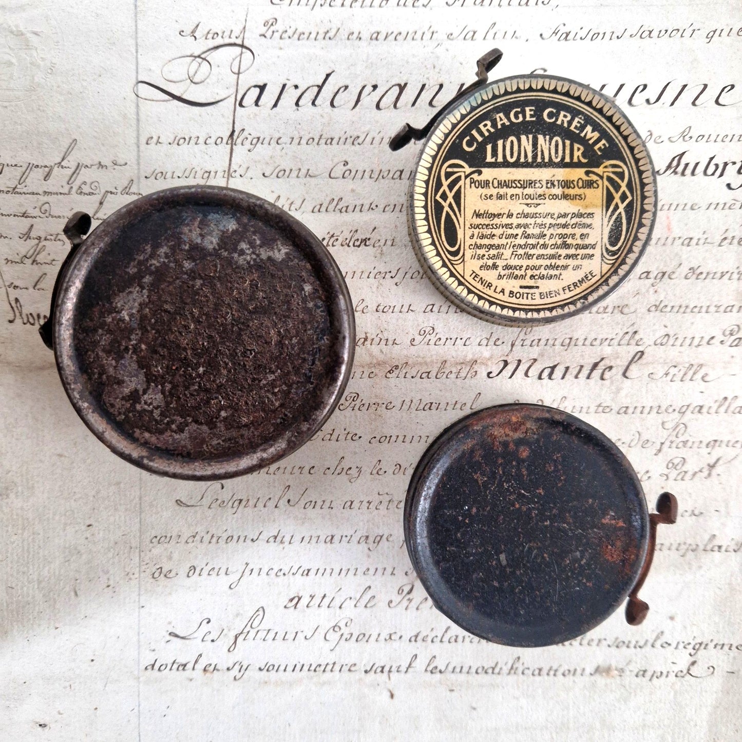 Boîtes de cirage « Lion Noir » noir et blanc – Paris-Montrouge