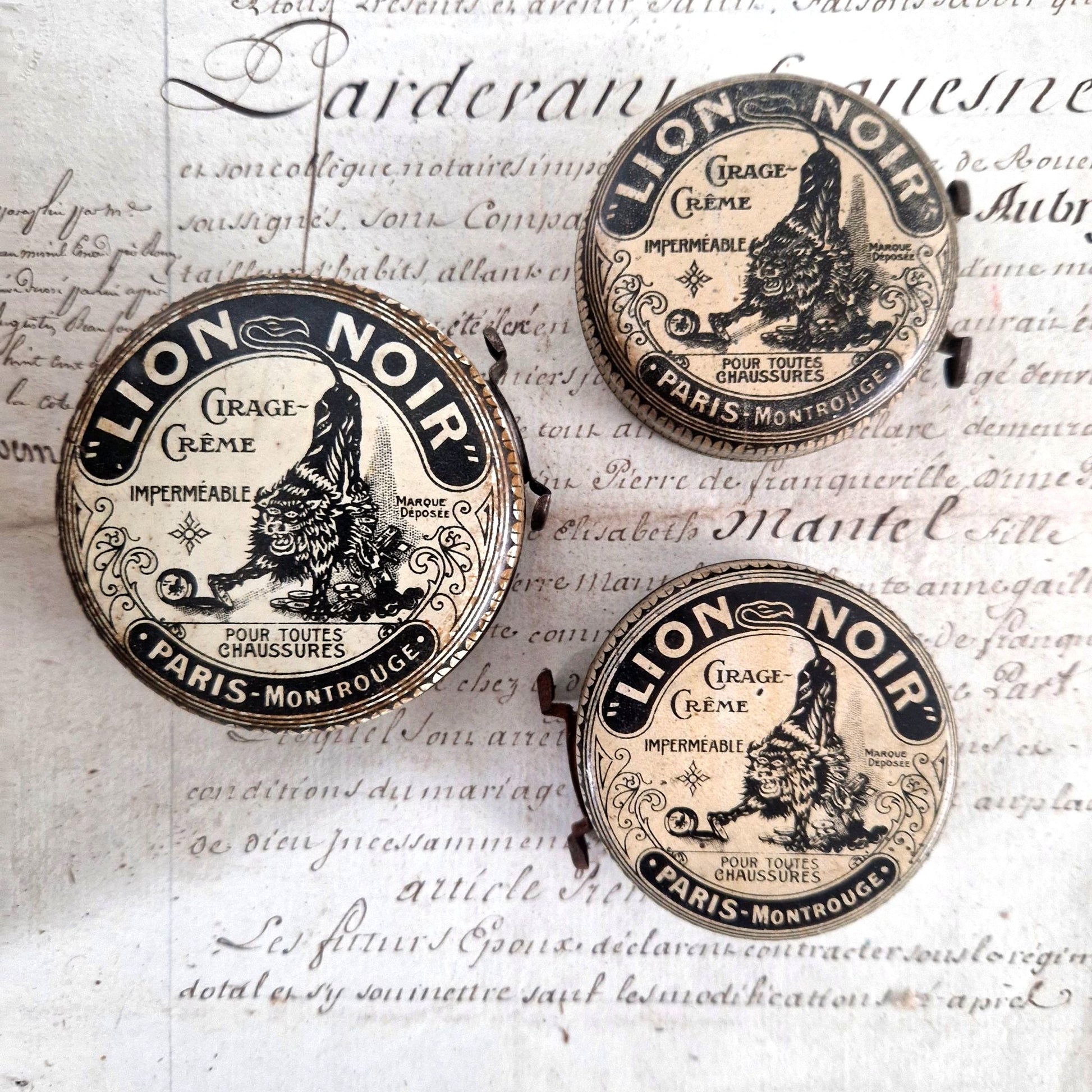 lion noir et blanc cirage ancien