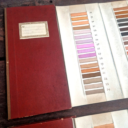 livre nuancier échantillons de soie, satin en couleurs