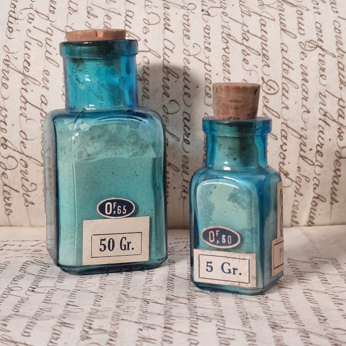 Duo de flacons pharmaceutiques bleus turquoises